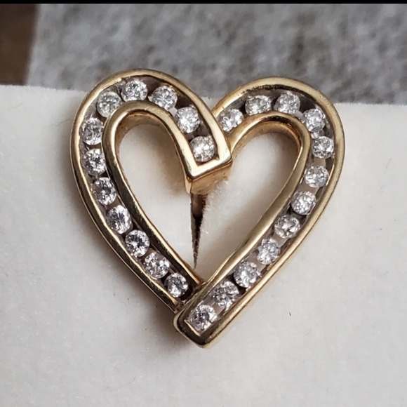 ⭐️10K Gold⭐️ Classic Diamond 💎 Heart 💗 Stud Earrings EUC - Picture 6 of 10